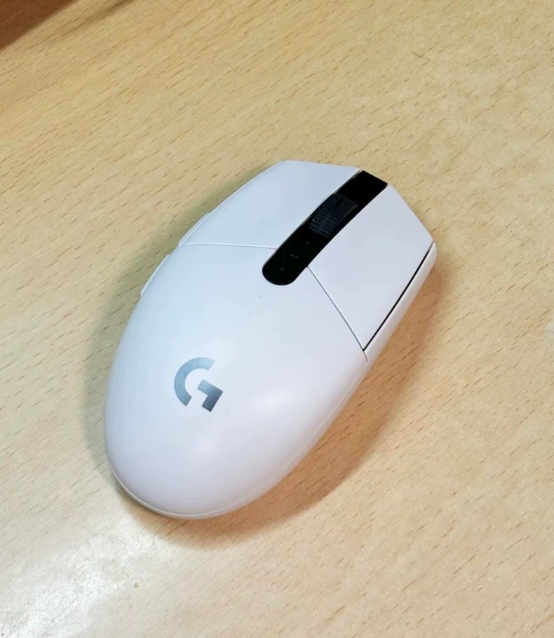 罗技G304无线鼠标适合打游戏、电竞、办公都很适合。  【功能亮点】使用新型传感器，轻质便携用起来跟国行没有区别的，办公作图流畅，热门的游戏轻松驾驭。  海外出